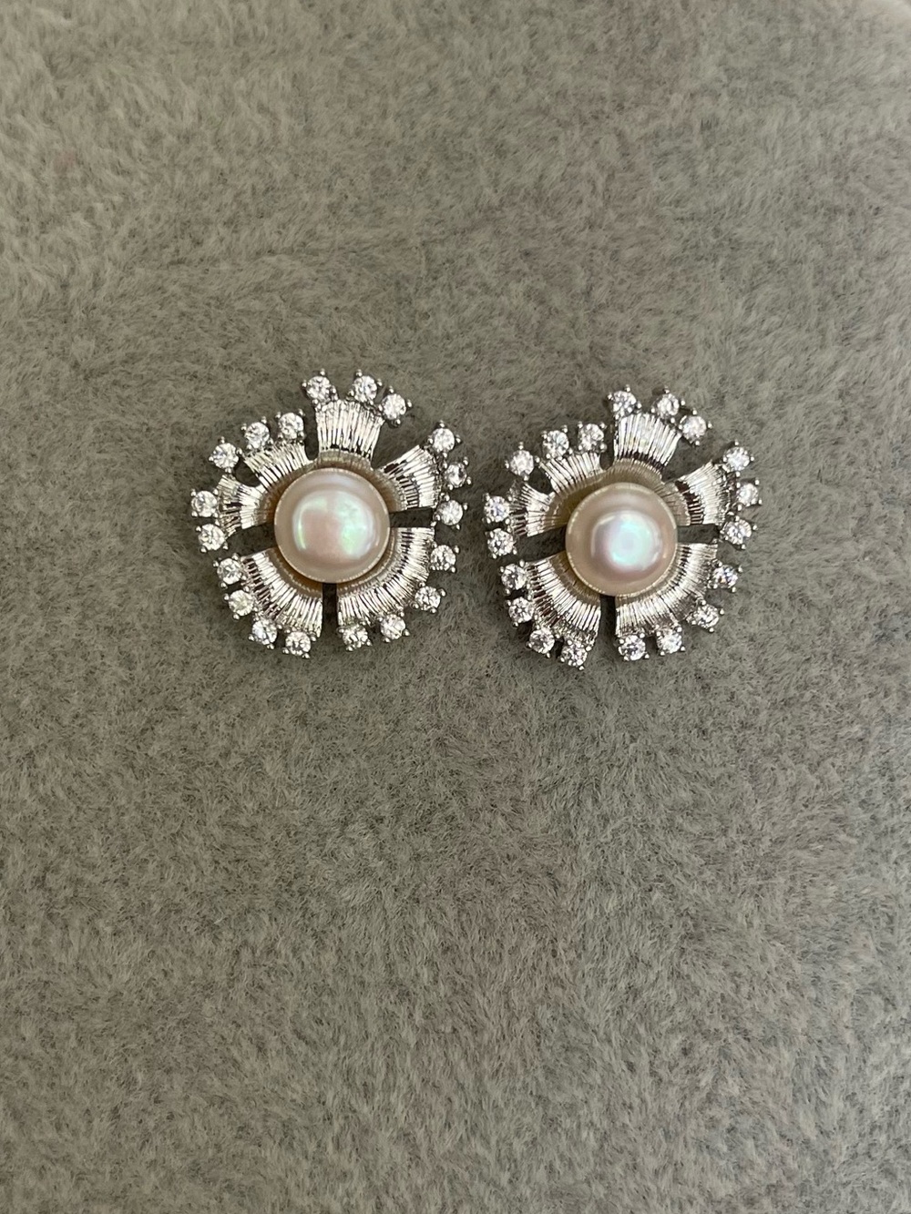 Freshwater Pearl Center Crystal Halo Stud Earrings -Silver 925 posts